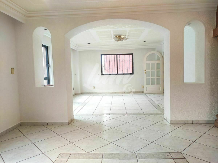 venta de casa en barrio 18, 3 niveles