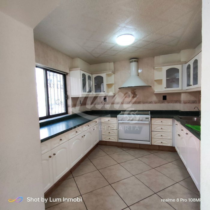 venta de casa en barrio 18, 3 niveles