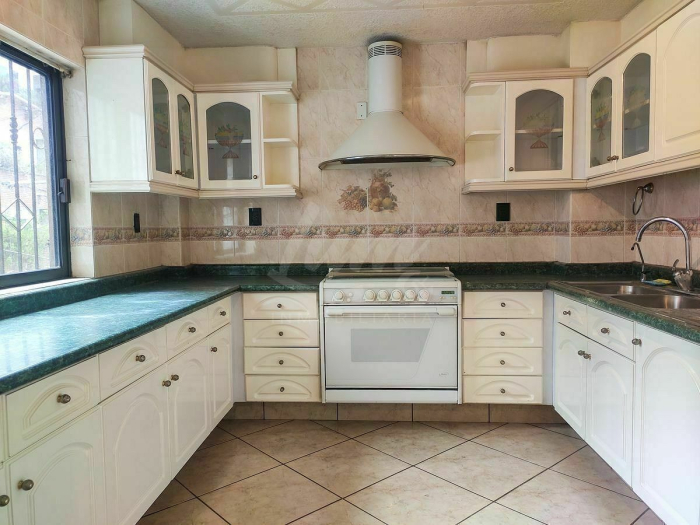 venta de casa en barrio 18, 3 niveles