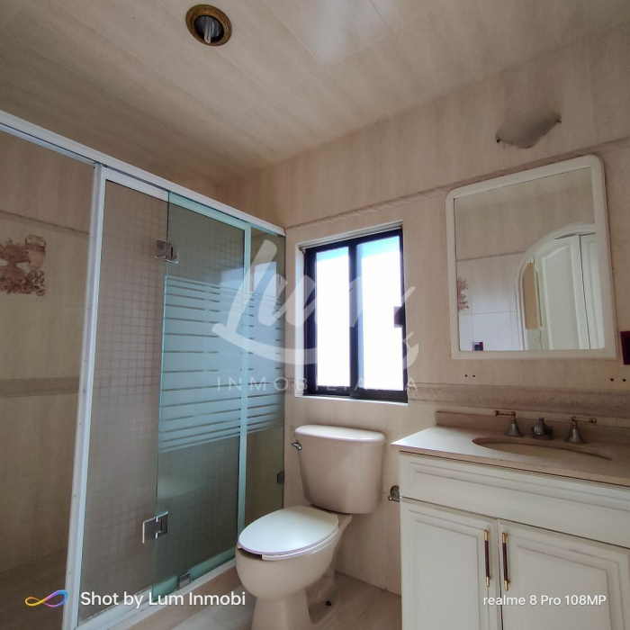 venta de casa en barrio 18, 3 niveles