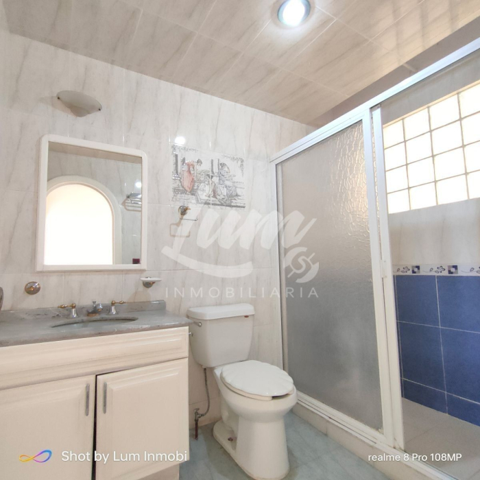venta de casa en barrio 18, 3 niveles