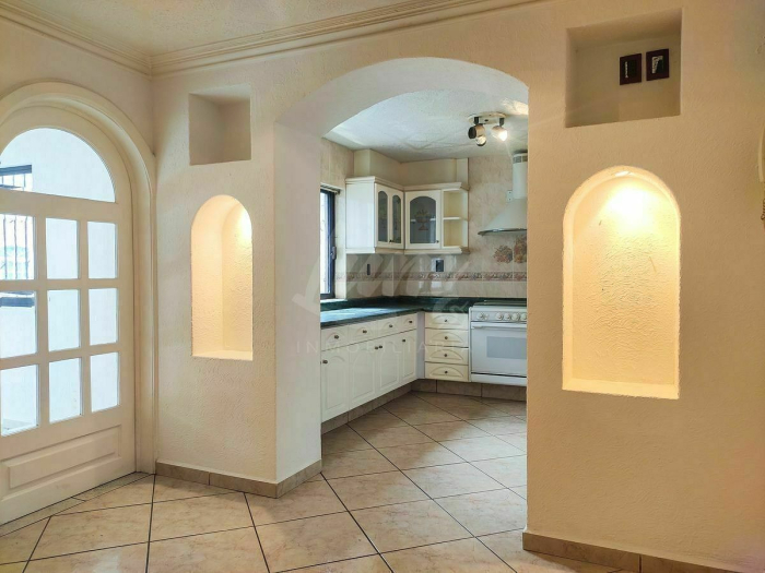 venta de casa en barrio 18, 3 niveles
