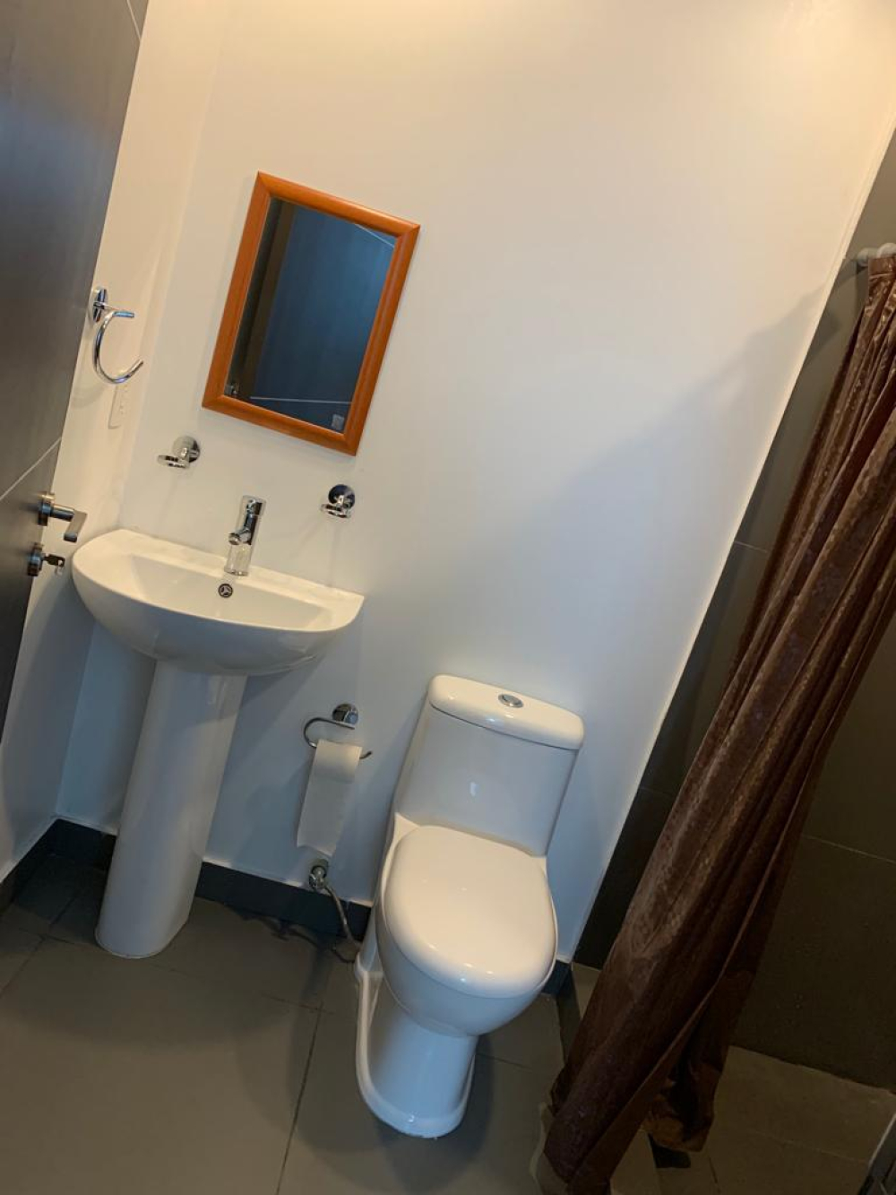 renta departamento en towers bosque real amueblado con un balcon pequeño