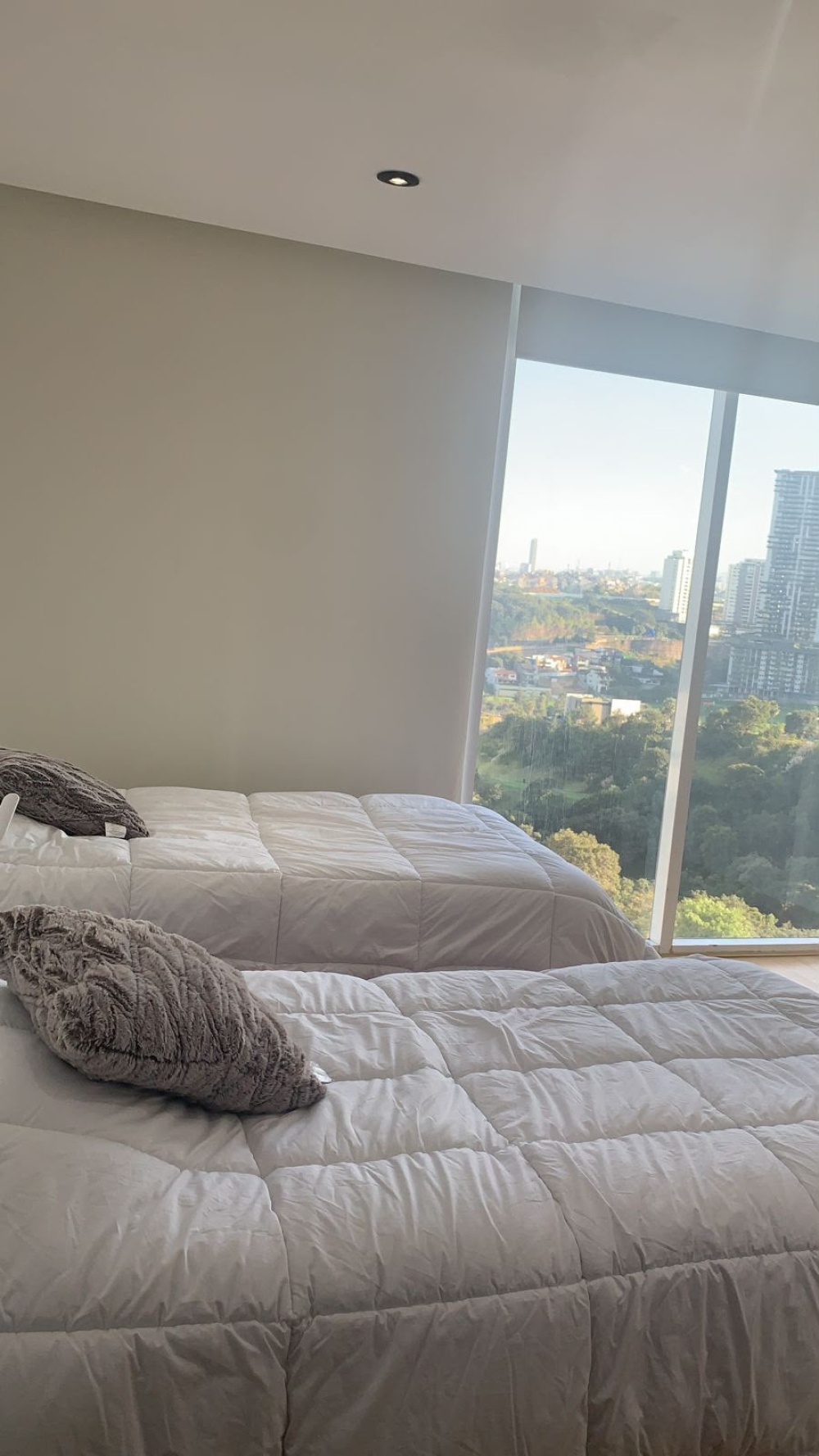 renta departamento en towers bosque real amueblado con un balcon pequeño