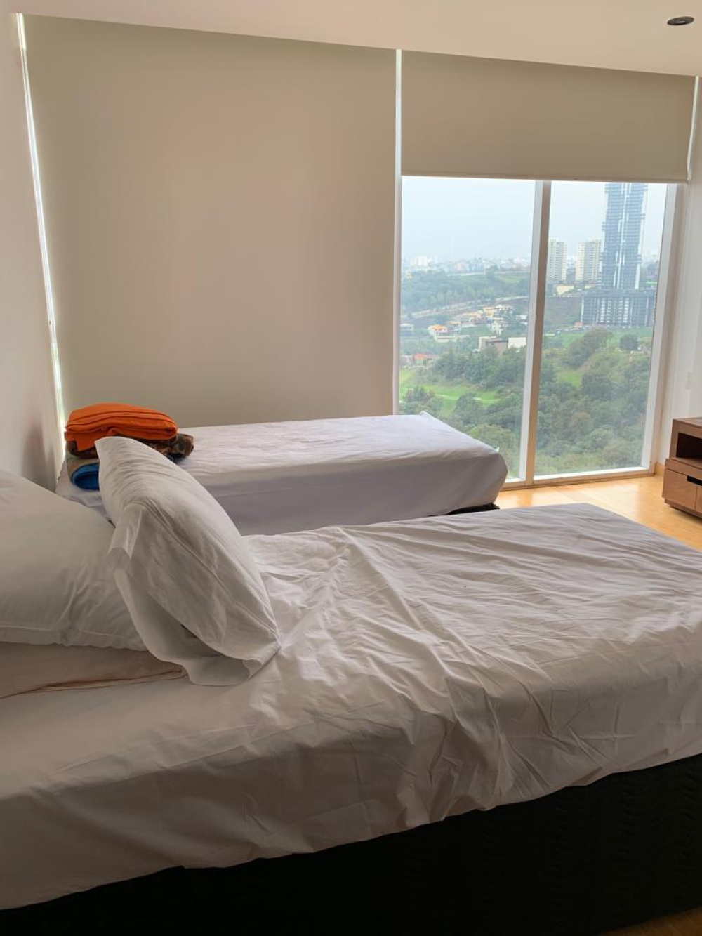 renta departamento en towers bosque real amueblado con un balcon pequeño