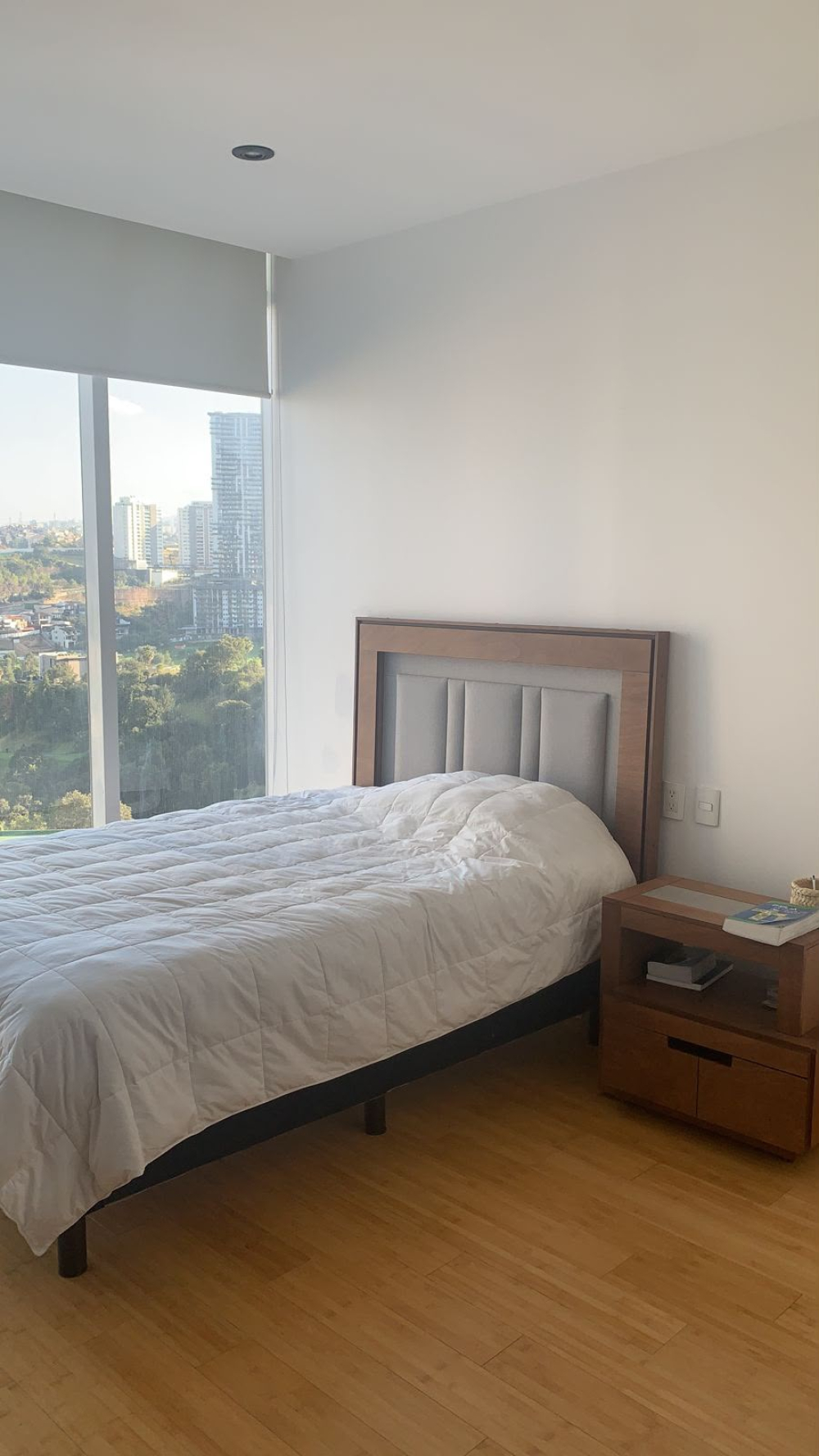 renta departamento en towers bosque real amueblado con un balcon pequeño