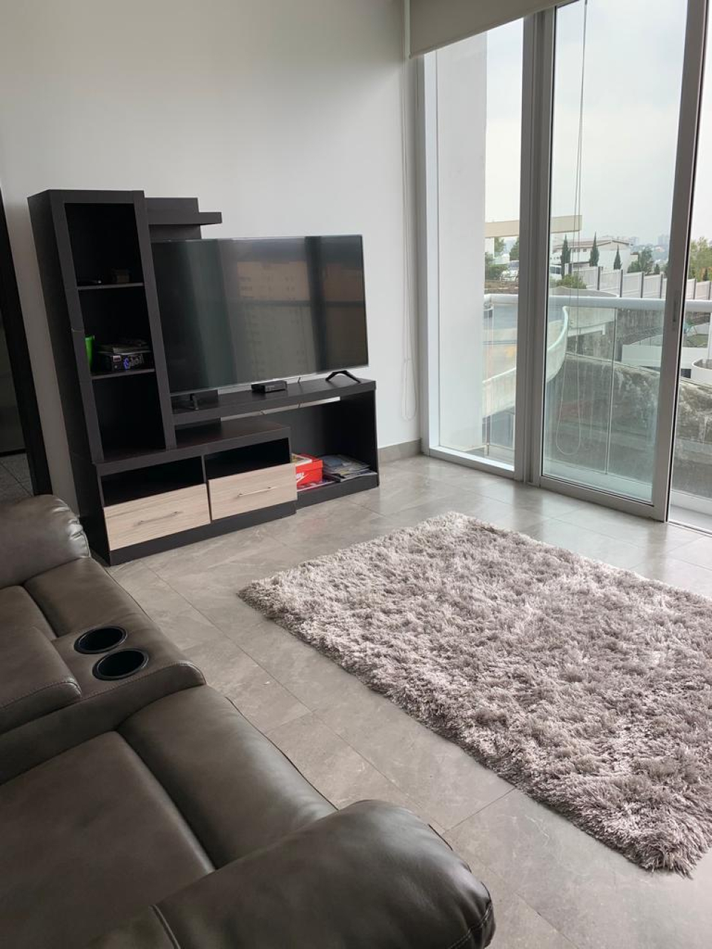 renta departamento en towers bosque real amueblado con un balcon pequeño