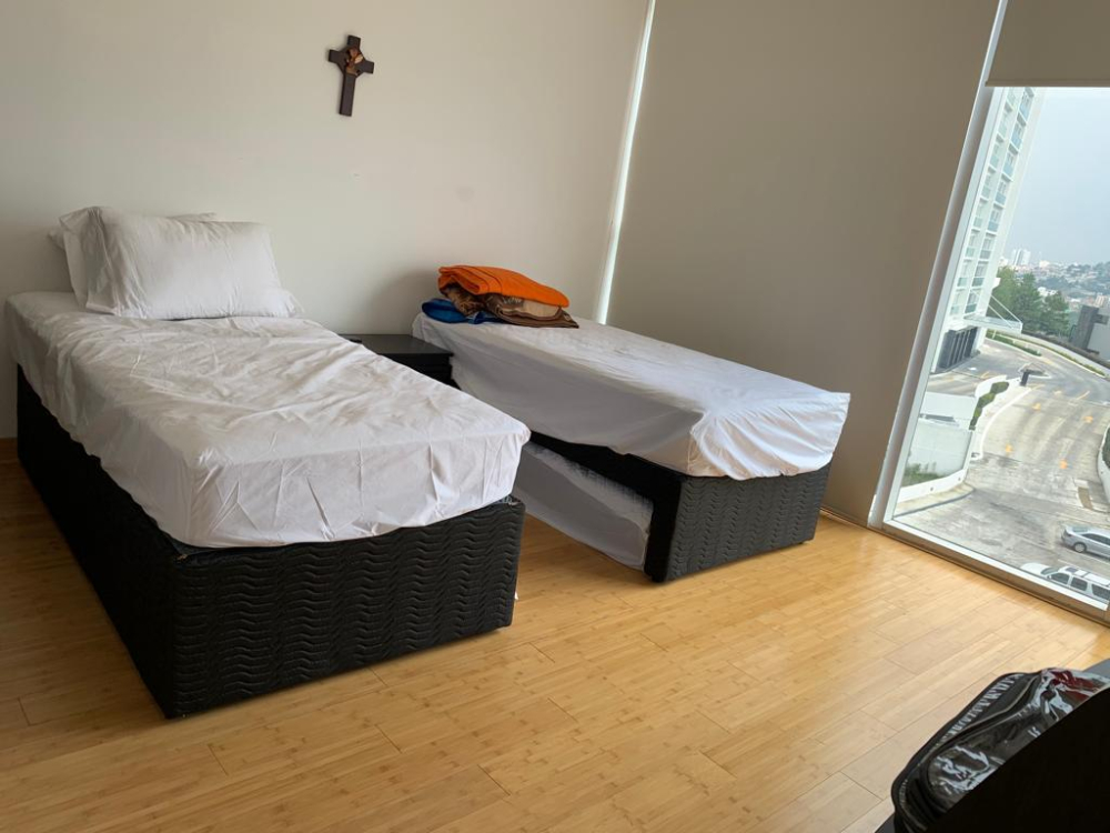renta departamento en towers bosque real amueblado con un balcon pequeño