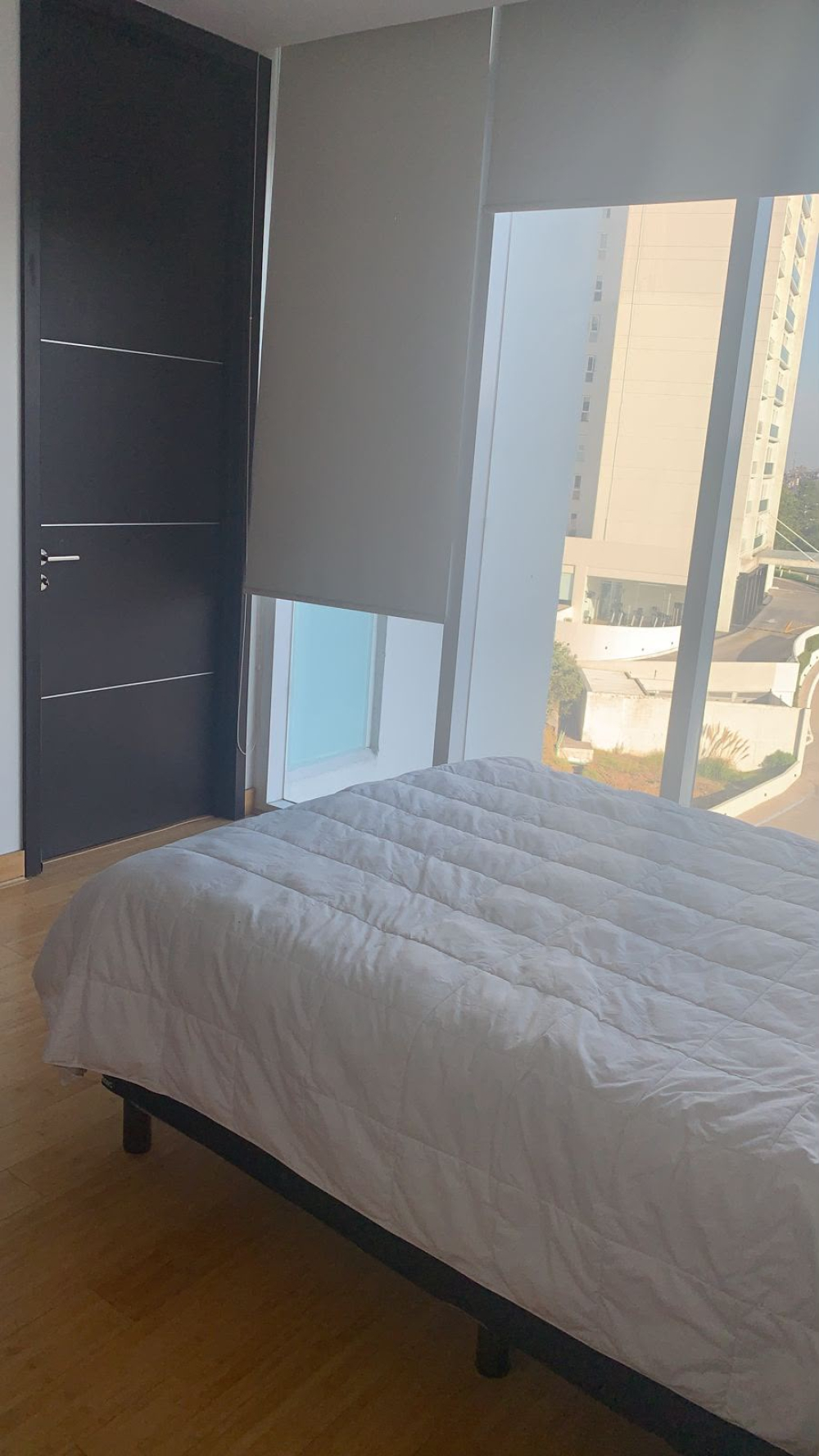 renta departamento en towers bosque real amueblado con un balcon pequeño
