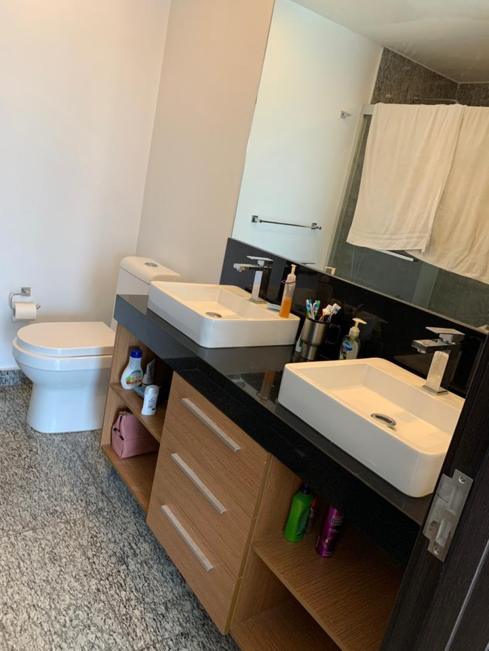 renta departamento en towers bosque real amueblado con un balcon pequeño