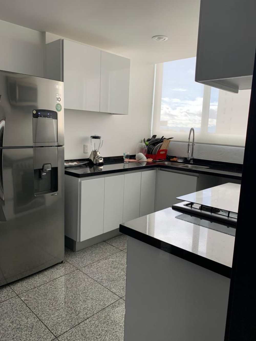 renta departamento en towers bosque real amueblado con un balcon pequeño