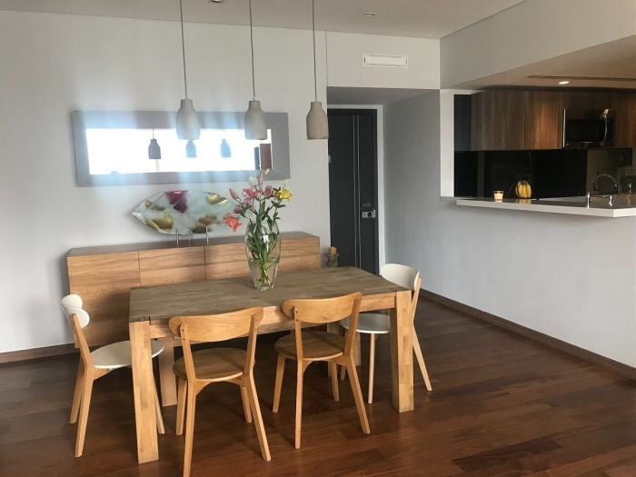 * departamento sobre av. santa fe con muebles y balcón .