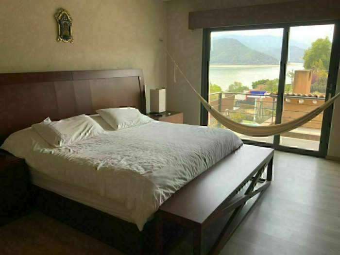 hermosa casa en privada en valle, vista al lago, a pasos del centro
