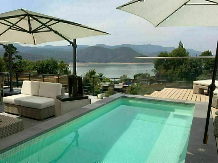 hermosa casa en privada en valle, vista al lago, a pasos del centro