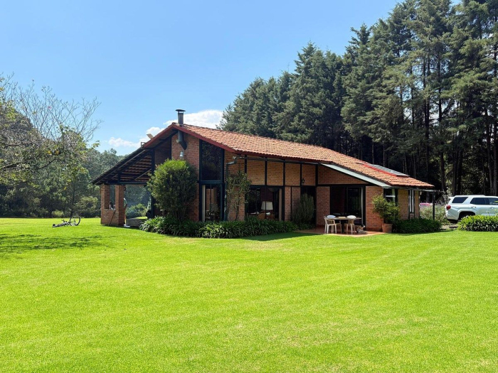 casa en renta con bosque, jardin y lago propio
