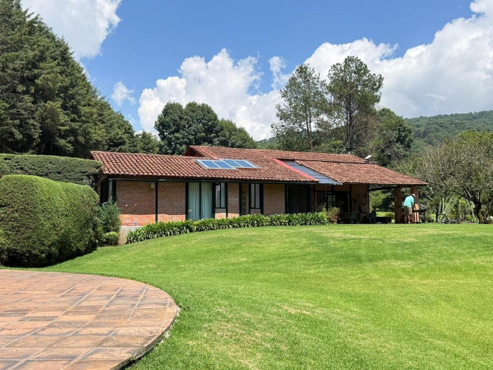 casa en renta con bosque, jardin y lago propio