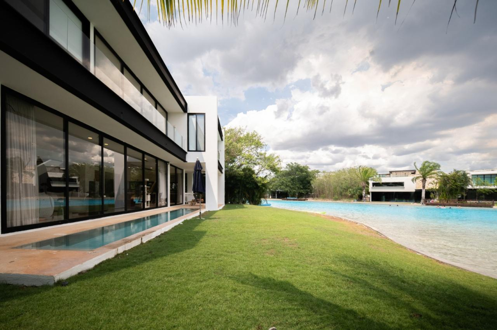 EXCLUSIVA CASA DE LUJO EN RENTA CON LAGO Y ALBERCA - KANHA - MERIDA 