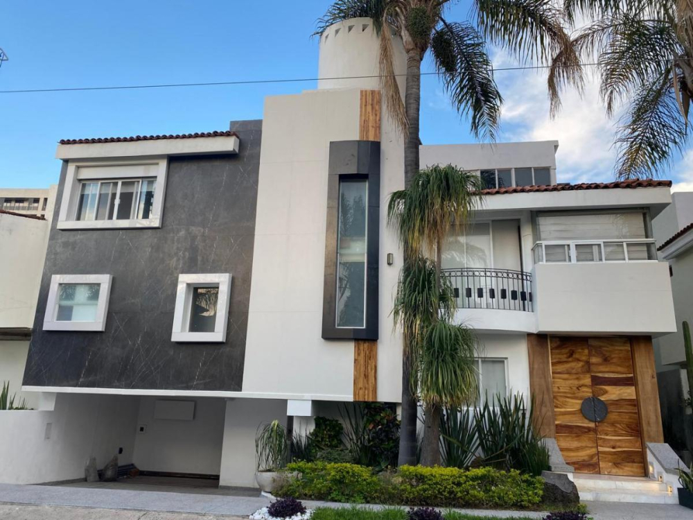 Casa en Jardin Real con Departamento independiente y acabados de Lujo