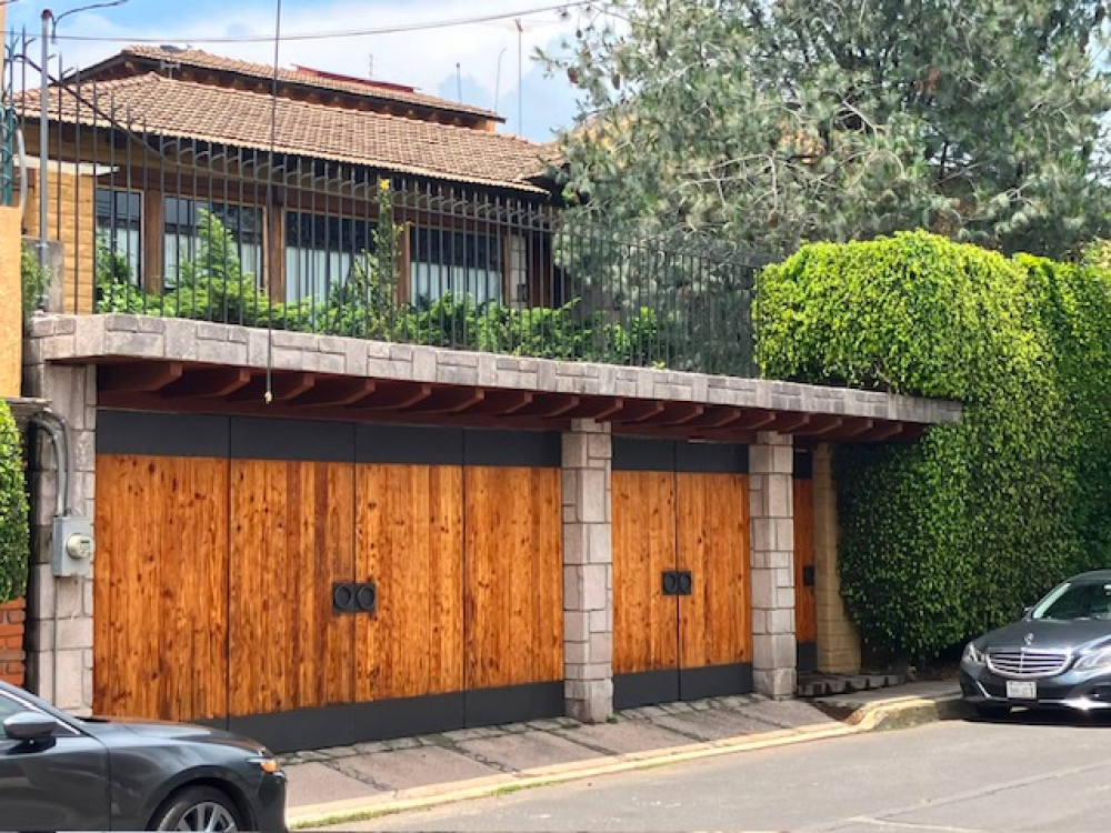 Venta Espectacular  Casa En Vistahermosa, Calle Con Vigilancia 