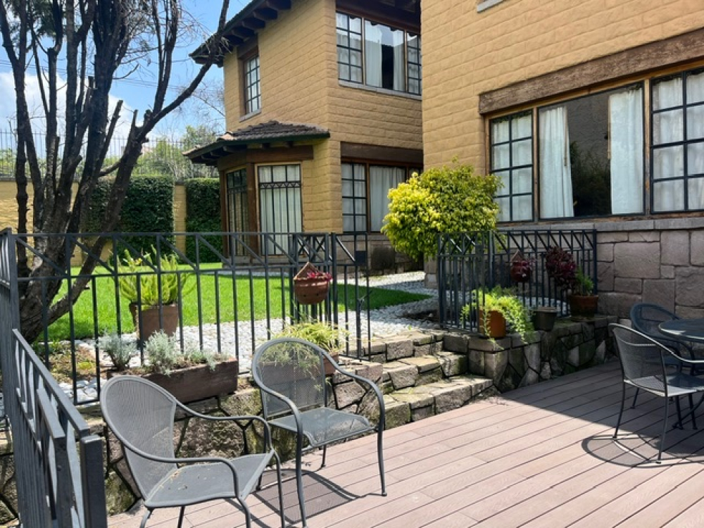 Venta Espectacular  Casa En Vistahermosa, Calle Con Vigilancia 