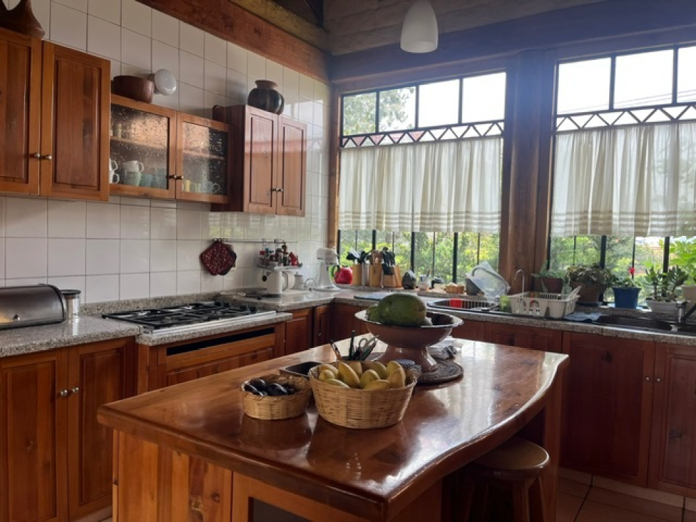 Venta Espectacular  Casa En Vistahermosa, Calle Con Vigilancia 