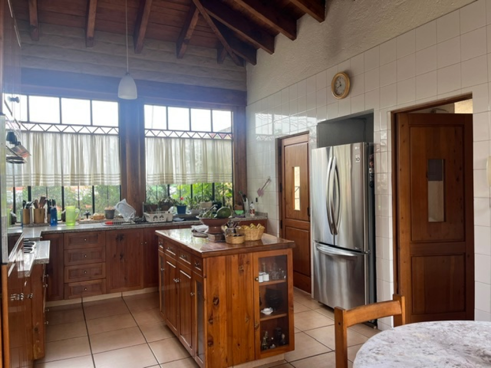 Venta Espectacular  Casa En Vistahermosa, Calle Con Vigilancia 