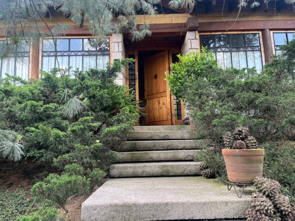Venta Espectacular  Casa En Vistahermosa, Calle Con Vigilancia 