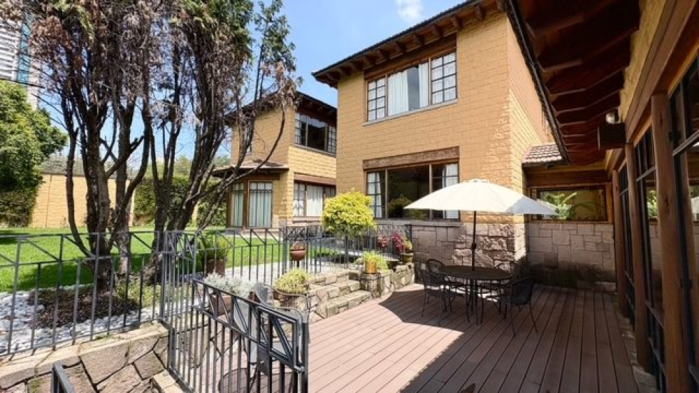 Venta Espectacular  Casa En Vistahermosa, Calle Con Vigilancia 