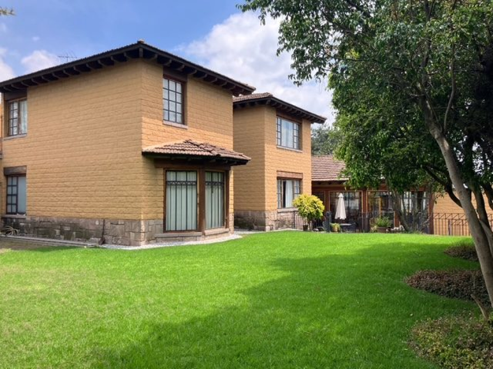 Venta Espectacular  Casa En Vistahermosa, Calle Con Vigilancia 