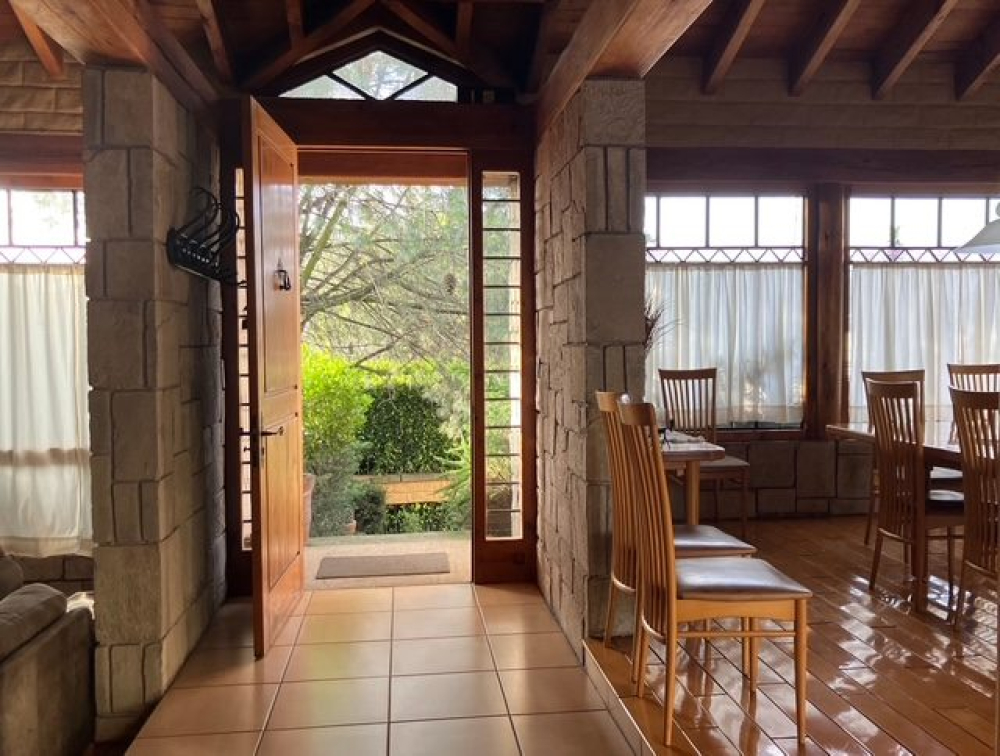Venta Espectacular  Casa En Vistahermosa, Calle Con Vigilancia 