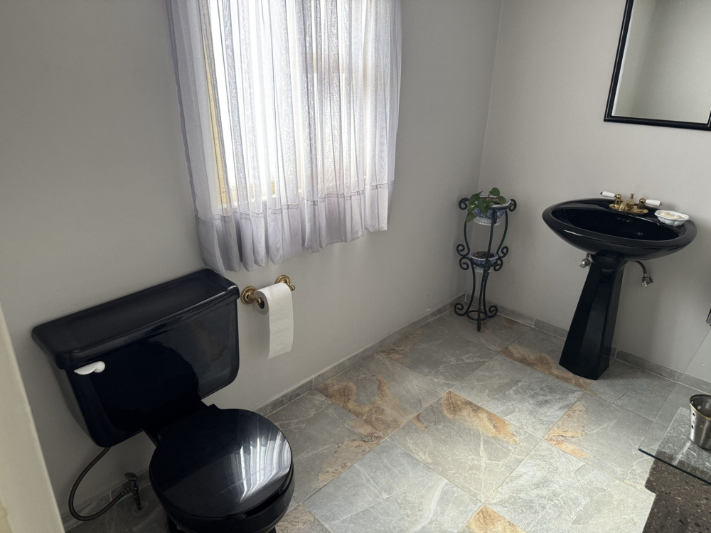 excelente casa en venta para actualizar,  con opción a poner cada recámara con baño lomas  verdes