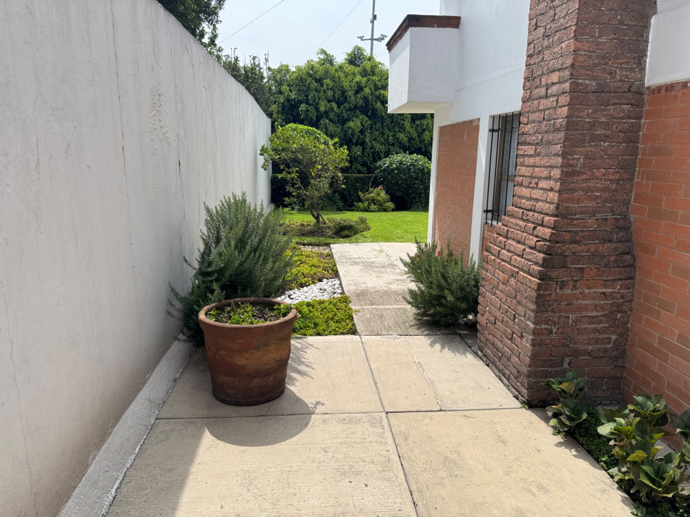 excelente casa en venta para actualizar,  con opción a poner cada recámara con baño lomas  verdes