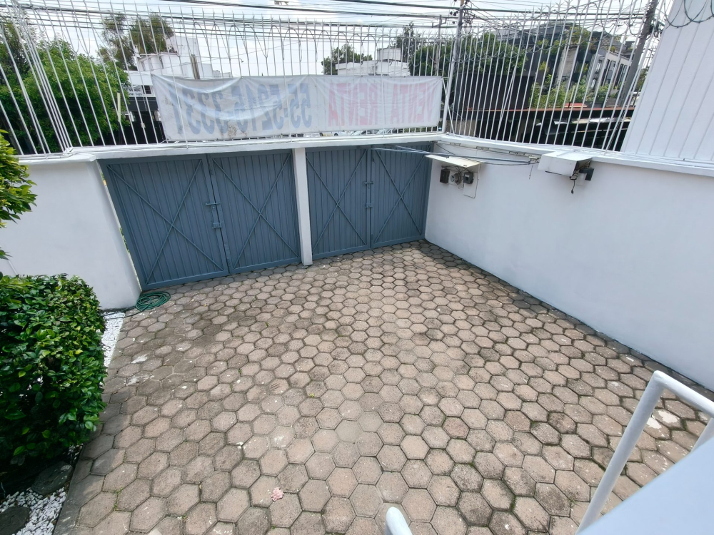 CASA EN VENTA SOBRE AVENIDA EN TECAMACHALCO A UNOS MINUTOS DE UNIVERSIDAD ANAHUAC