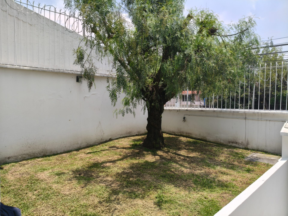 CASA EN RENTA SOBRE AVENIDA EN TECAMACHALCO A UNOS MINUTOS DE UNIVERSIDAD ANAHUAC