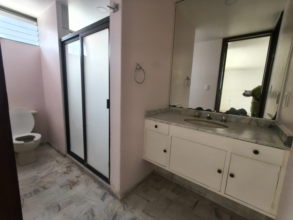CASA EN RENTA SOBRE AVENIDA EN TECAMACHALCO A UNOS MINUTOS DE UNIVERSIDAD ANAHUAC