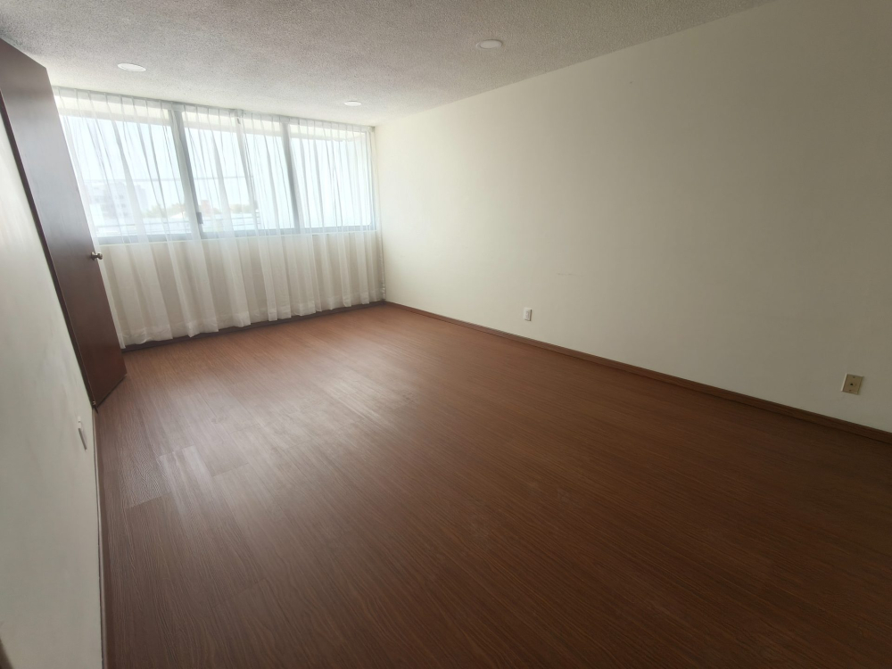 CASA EN RENTA SOBRE AVENIDA EN TECAMACHALCO A UNOS MINUTOS DE UNIVERSIDAD ANAHUAC