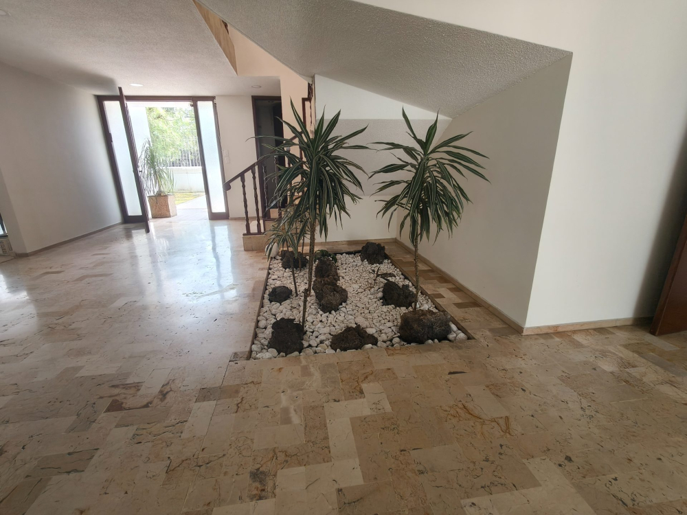 CASA EN RENTA SOBRE AVENIDA EN TECAMACHALCO A UNOS MINUTOS DE UNIVERSIDAD ANAHUAC