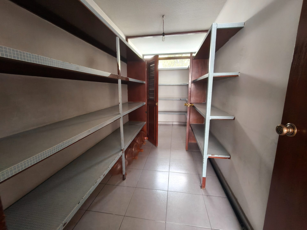 CASA EN RENTA SOBRE AVENIDA EN TECAMACHALCO A UNOS MINUTOS DE UNIVERSIDAD ANAHUAC