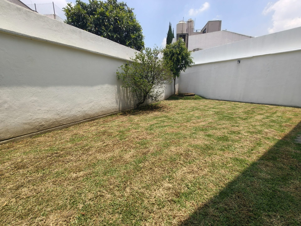 CASA EN RENTA SOBRE AVENIDA EN TECAMACHALCO A UNOS MINUTOS DE UNIVERSIDAD ANAHUAC