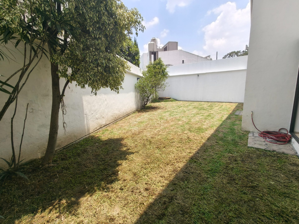 CASA EN RENTA SOBRE AVENIDA EN TECAMACHALCO A UNOS MINUTOS DE UNIVERSIDAD ANAHUAC