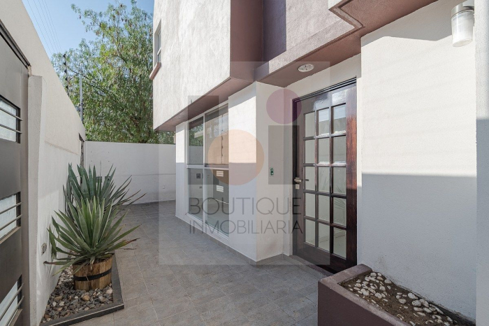 Casa En Renta En Cd. Satélite. En Cerrada. Remodelada. Doble Terraza