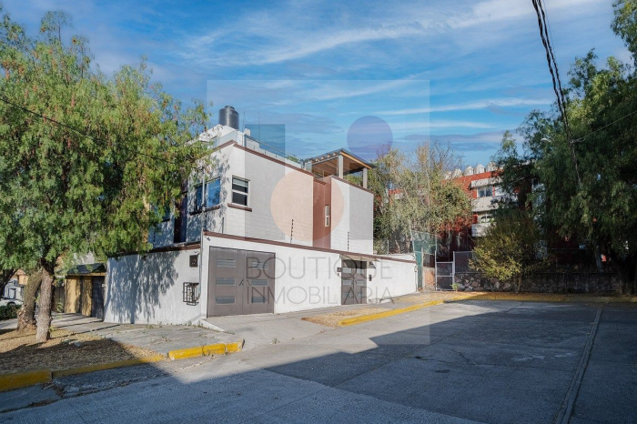 Casa En Renta En Cd. Satélite. En Cerrada. Remodelada. Doble Terraza
