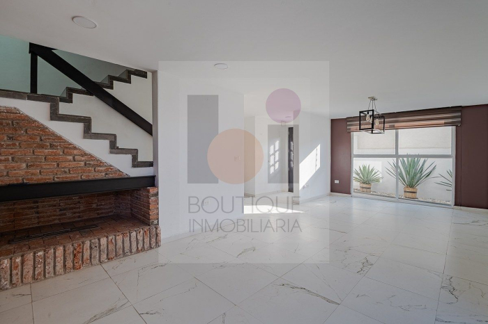 Casa En Renta En Cd. Satélite. En Cerrada. Remodelada. Doble Terraza