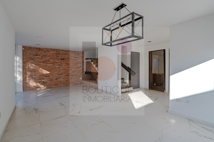 Casa En Renta En Cd. Satélite. En Cerrada. Remodelada. Doble Terraza
