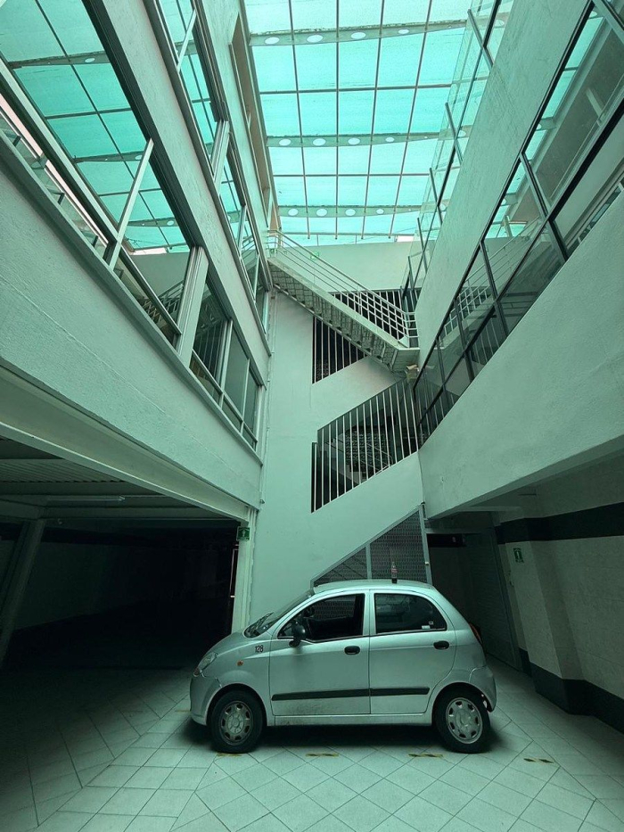 edificio corporativo con bodega independiente