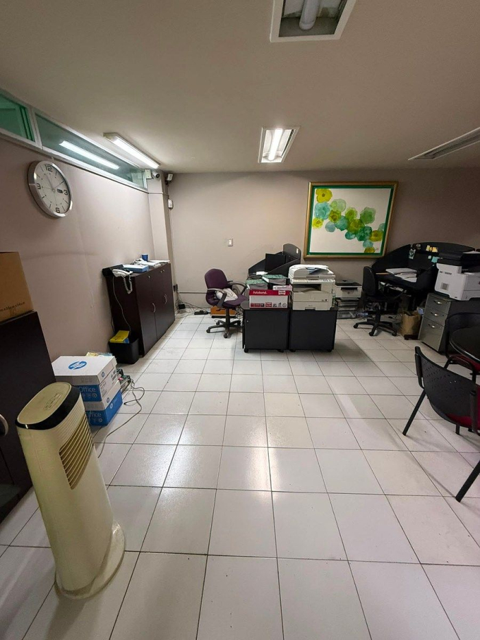 edificio corporativo con bodega independiente