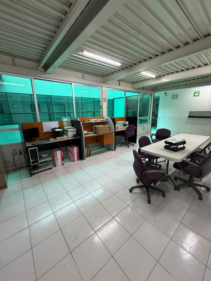 edificio corporativo con bodega independiente