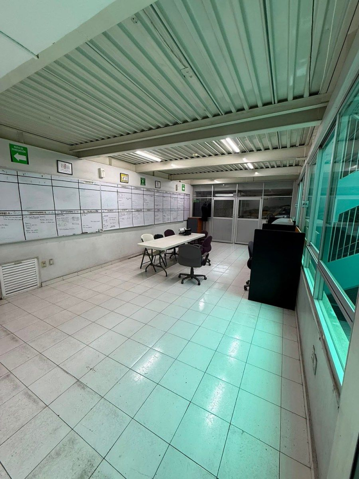 edificio corporativo con bodega independiente
