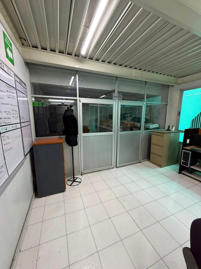 edificio corporativo con bodega independiente