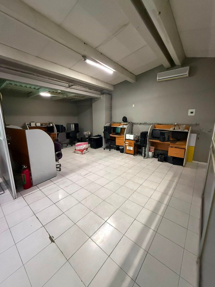 edificio corporativo con bodega independiente